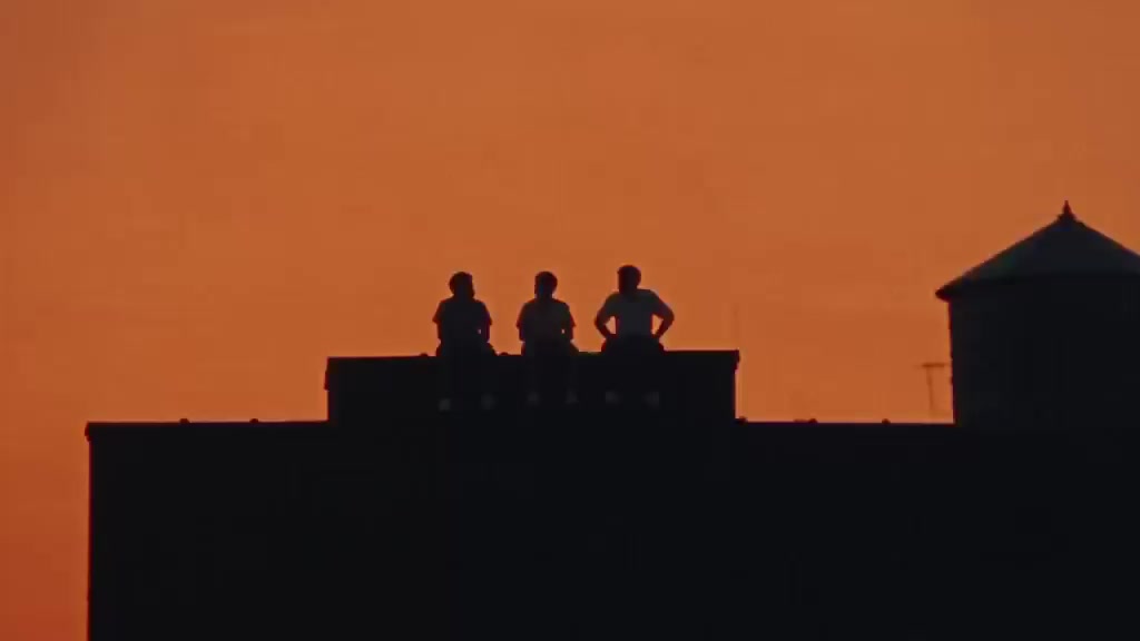 Terrain de basket au soleil couchant