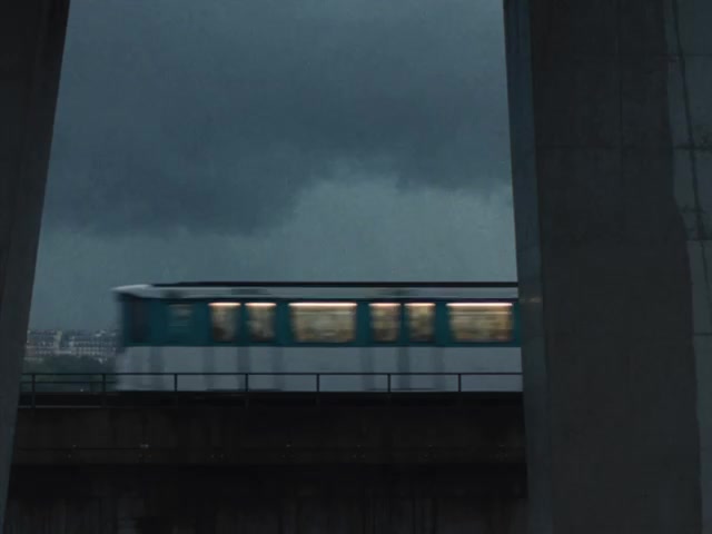 Métro parisien dans une lumière bleue orageuse