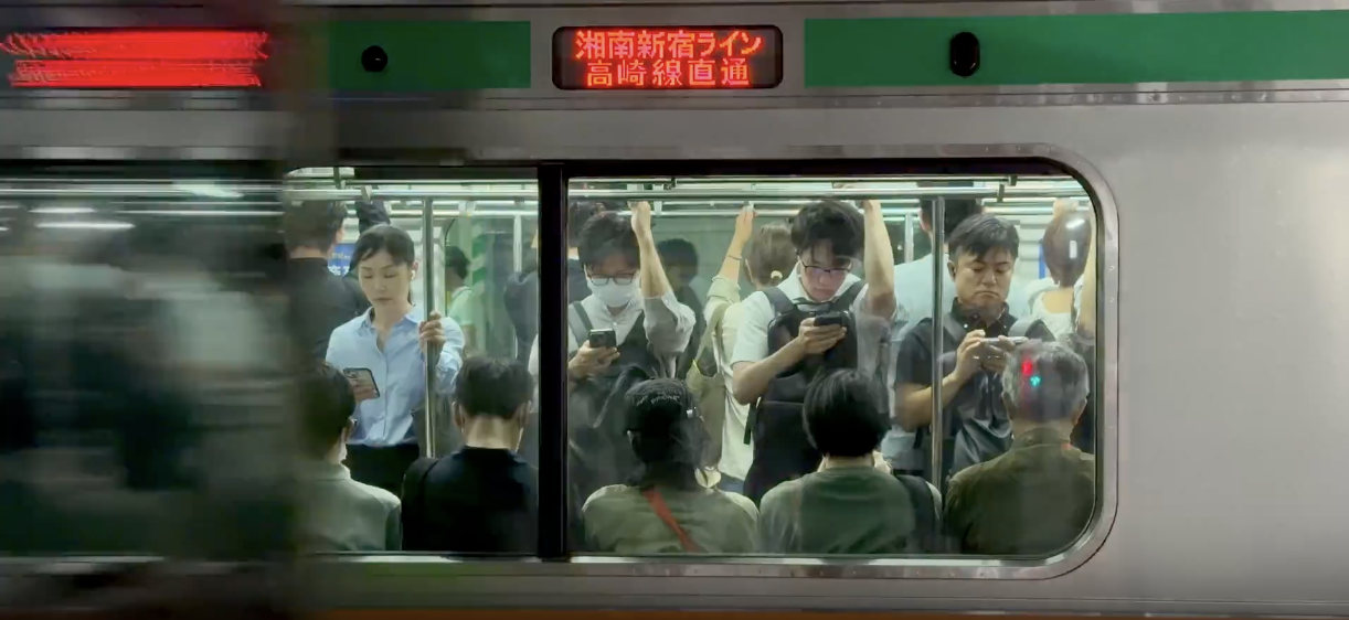 Passagers dans un train japonais